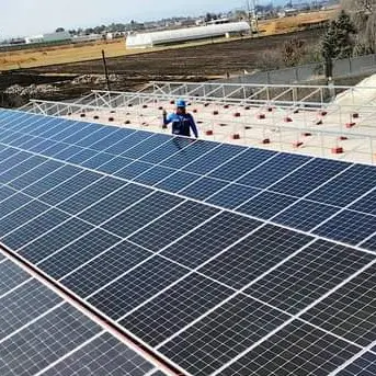 trabajador panel solar